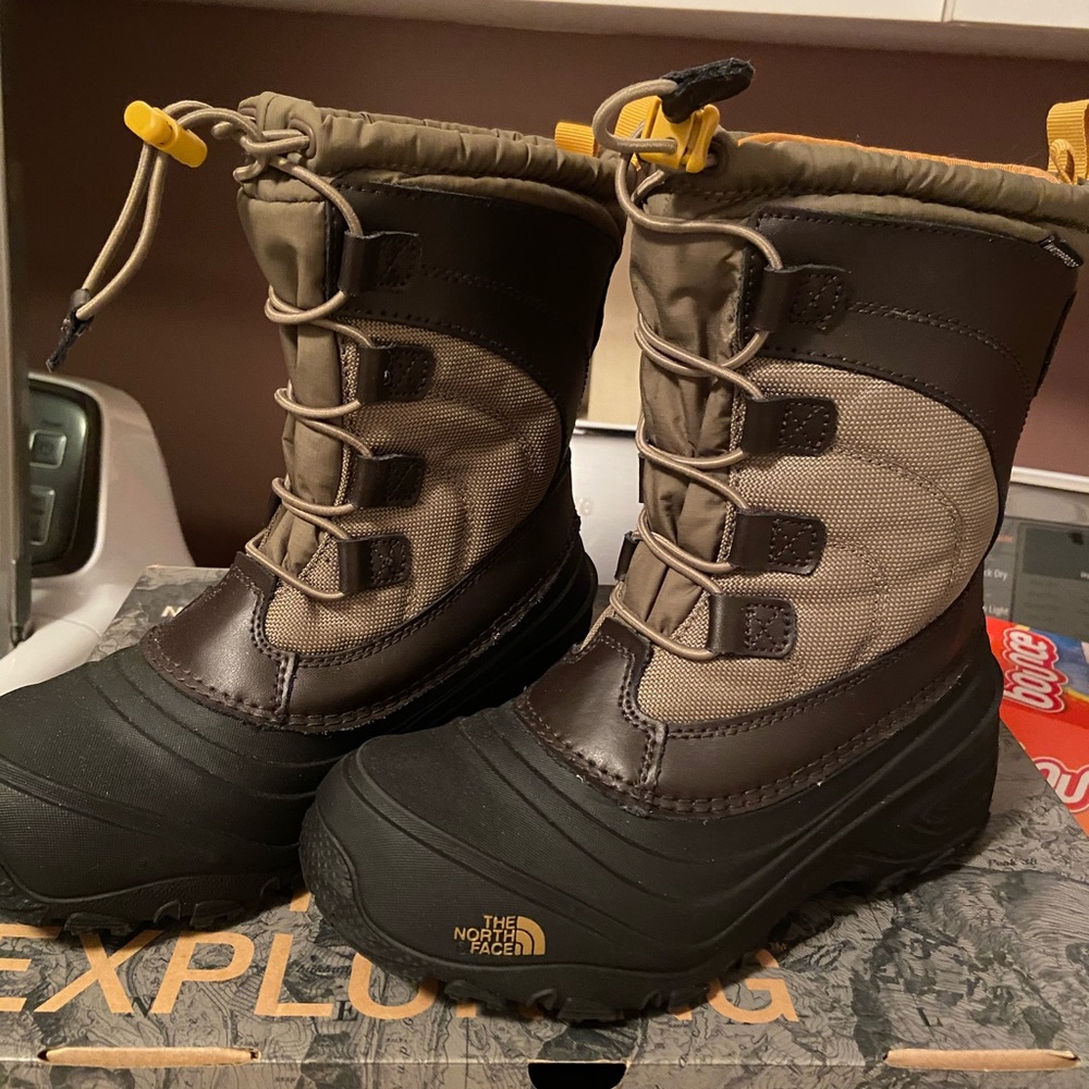 Boy’s North face boots size 3